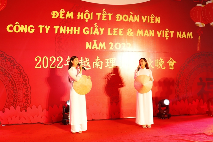 Các tiết mục văn nghệ do công nhân viên Công ty Lee & Man Việt Nam dàn dựng chỉn chu làm cho không khí trở nên ấm áp hơn. Ảnh: KL.