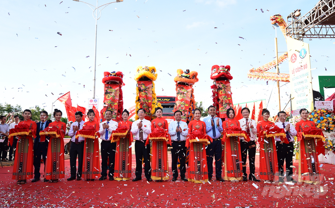 Các đại biểu cắt băng công bố lô sầu riêng đầu tiên của Việt Nam xuất khẩu sang Trung Quốc tại Đăk Lăk chiều 17/9.