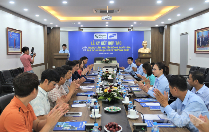 The cooperation signing ceremony between the National Agricultural Extension Center and Super Truong Phat. Photo: Pham Hieu.