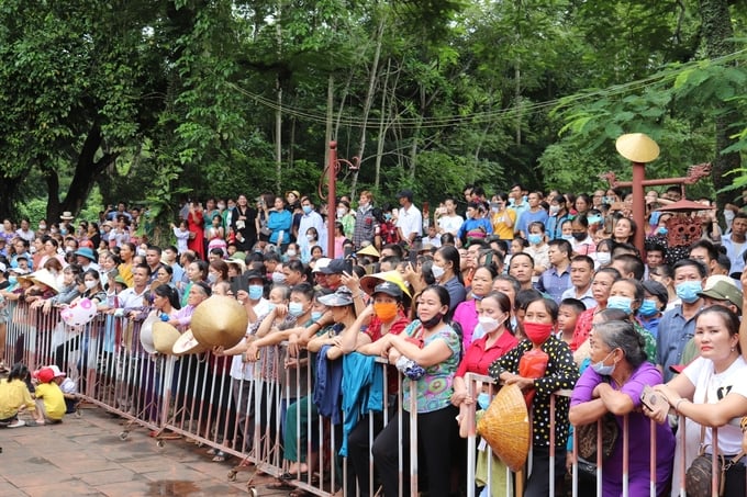 Đông đảo du khách thập phương đến xem chương trình khai mạc Lễ hội Lam Kinh. 