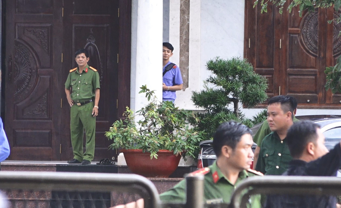 Lực lượng chức năng tỉnh Bình Thuận cũng đã tiến hành bắt tạm giam, khám xét nơi làm việc và nơi một số công chức Đội Quản lý thị trường số 2. Ảnh: 