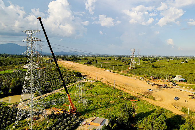 Thi công vị trí 41- 42 đường dây 220kV Phan Thiết - Hàm Tân (tỉnh Bình Thuận)