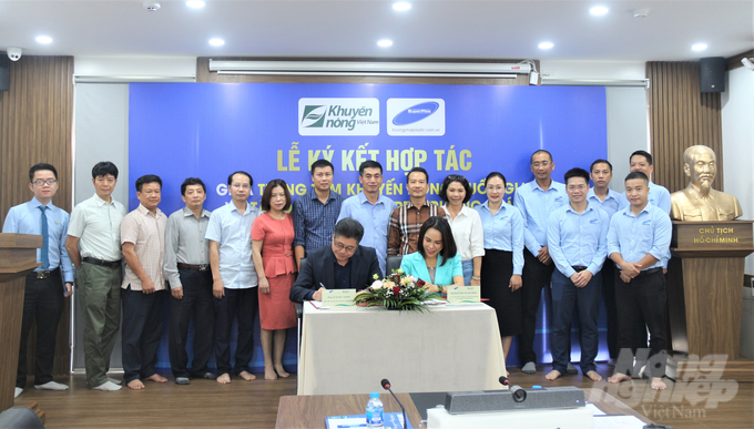 Mr. Le Quoc Thanh and Ms. Nguyen Thi Hai Binh representing the two units to sign the cooperation agreement. Photo: Pham Hieu.