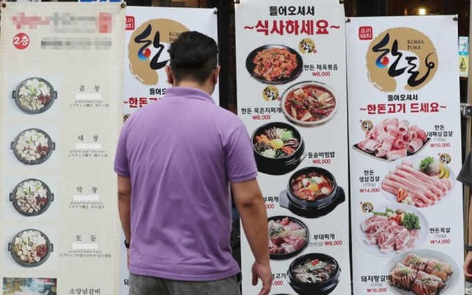 Chi phí thực phẩm ở Hàn Quốc hiện đang ở mức cao nhất trong vòng 30 năm, gây sức ép lên ngườ tiêu dùng. Ảnh: KRT