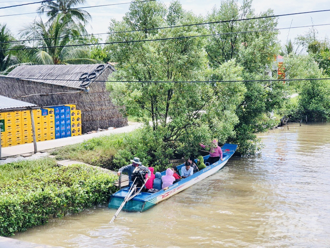 Nhiều nơi ở huyện Đầm Dơi, tỉnh Cà Mau giao thông đường thủy vẫn là chủ yếu. Ảnh: Trọng Linh. 