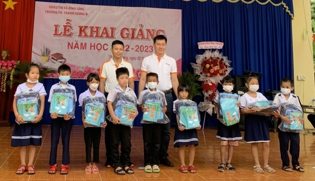 Japfa Vietnam representatives presented gifts with a total value of more than VND 150 million to disadvantaged students with good schooling records. Photo: TL.