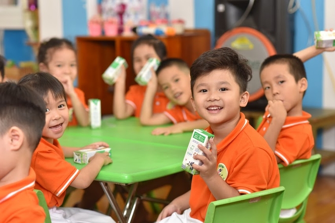 61 triệu trẻ em ở 41 quốc gia khác nhau đã được tặng sữa hoặc đồ uống bổ dưỡng đóng trong hộp giấy Tetra Pak thông qua các chương trình dinh dưỡng học đường.