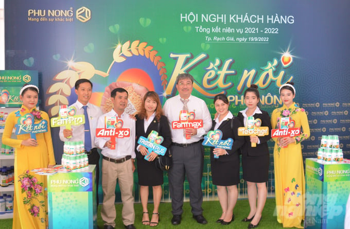 Ông Trần Anh Tuấn (thứ 4, từ phải qua), Tổng Giám đốc Công ty TNHH Phú Nông tri ân các đại biểu khách hàng tham dự hội nghị 'Kết nối Phú Nông'. Ảnh: Trung Chánh.
