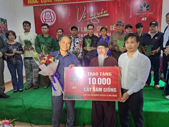 10.000 cây sâm Ngọc Linh giống đã được trao tới tay người dân huyện Tu Mơ Rông.