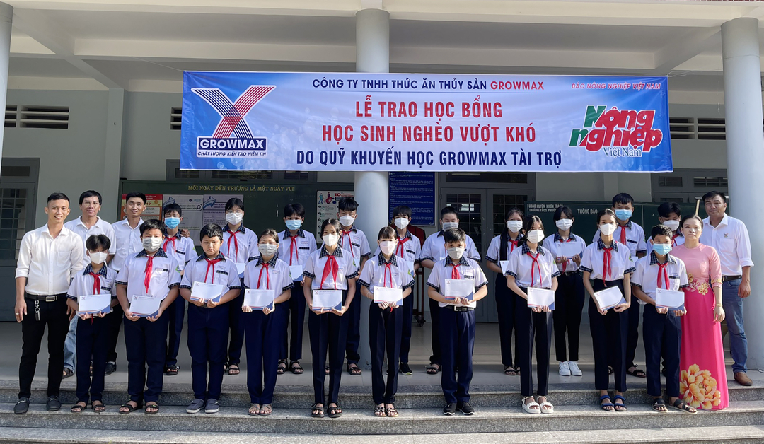 Trao 20 suất học bổng cho học sinh Trường THCS Phước An.