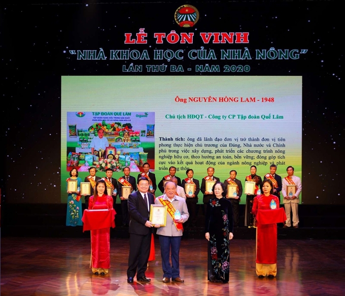 Ông Nguyễn Hồng Lam nhận danh hiệu Nhà khoa học của nhà nông. Ảnh: Huy Bình.