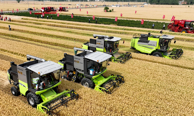 An agricultural machinery operator drives a harvester at a farm in Bozhou, East China's Anhui Province on May 27, 2022. As Grain in Ear, a traditional Chinese calendar day signaling a proper time for farming, approaches, local farmers have ratcheted up efforts to either plant or harvest summer grain. Photo: VCG