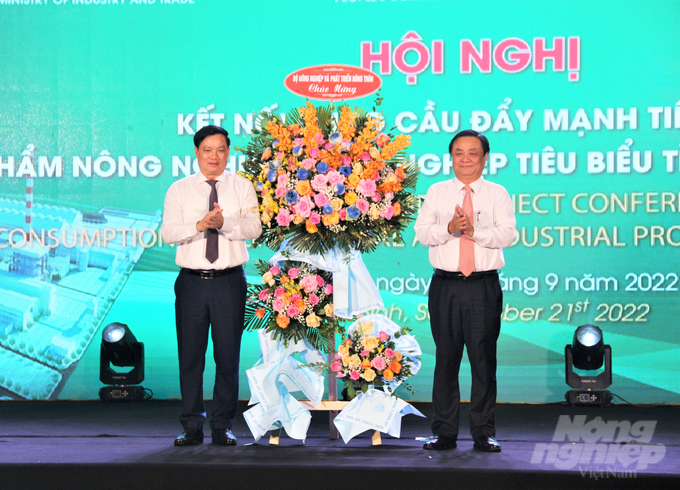 Bộ trưởng Bộ NN-PTNT Lê Minh Hoan (phải) tặng lẵng hoa chúc mừng Hội nghị. Ảnh: Phạm Hiếu.