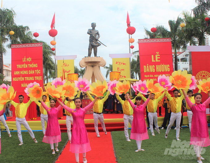 Lễ hội truyền thống kỷ niệm 154 năm Anh hùng dân tộc Nguyễn Trung Trực hy sinh diễn ra từ ngày 21-23/9 với nhiều hoạt động phong phú. Ảnh: Trung Chánh.