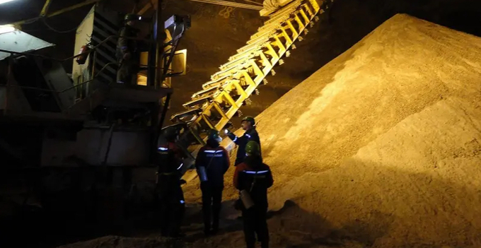 A file picture shows employees working at the Uralkali, Russian potash fertilizer company, in the Urals city of Berezniki, more than 1,200 kilometers east of Moscow. Photo: AFP