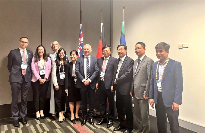The Vietnamese delegation took souvenir photos with the Australian delegation.