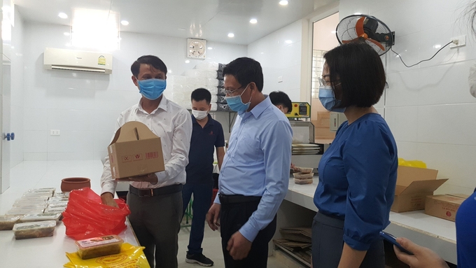 Mr. Nguyen Ngoc Tuat - Deputy Director of Hai Phong Department of Agriculture and Rural Development and related units performing a physical inspection of a traditional fish sauce production facility before placing it on the e-commerce platform.