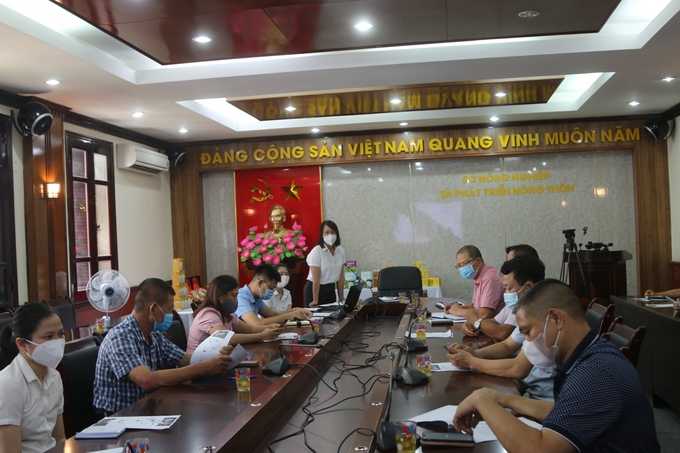 Working session between units specializing in OCOP products and agricultural products with representatives from different e-commerce platforms including Vo So, Postmart, etc. on solving problems before putting agricultural products on the e-commerce platform.