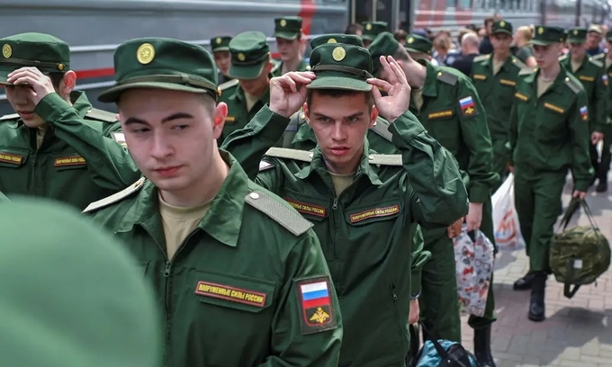Lính nghĩa vụ Nga chuẩn bị lên tàu tới đơn vị được phân ở thành phố Omsk, vùng Siberia, hồi tháng 6. Ảnh: Reuters.