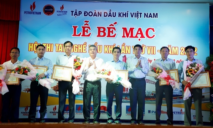 Lãnh đạo Tập đoàn Dầu khí Việt Nam và lãnh đạo tỉnh BR-VT trao giải toàn đoàn cho các đơn vị tại Hội thi tay nghề Dầu khí lần VII.