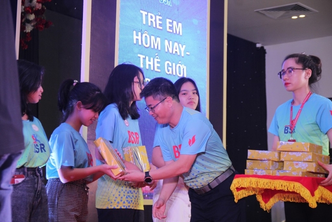 Ông Nguyễn Tấn Dũng - Chủ tịch Công đoàn BSR trao quà cho con em người lao động BSR có thành tích học tập tốt.