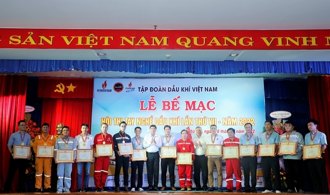 Lãnh đạo Tập đoàn trao giải Nhất cho các thí sinh tại Hội thi tay nghề Dầu khí lần VII
