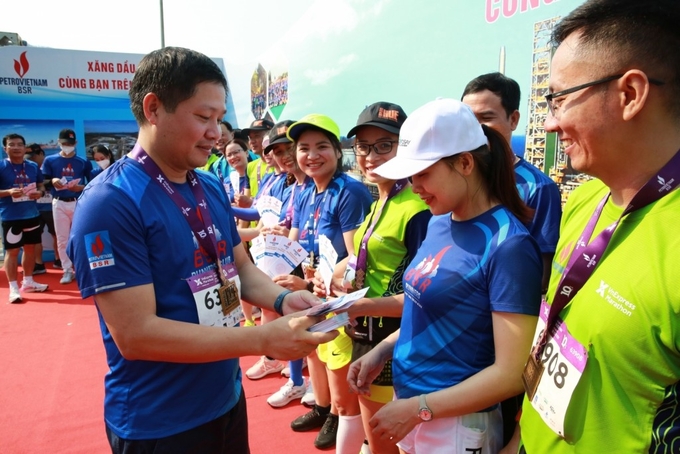 Ông Bùi Ngọc Dương - Tổng Giám đốc BSR trao quà cho người lao động BSR khi tham gia giải chạy marathon.