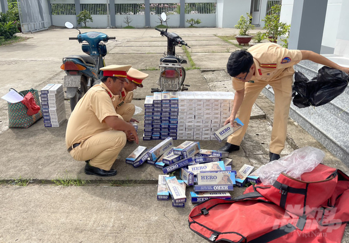 Trạm Cảnh sát đường thủy Vàm Nao kiểm đếm số thuốc lá lậu tạm giữ. Ảnh: Tiến Tầm.
