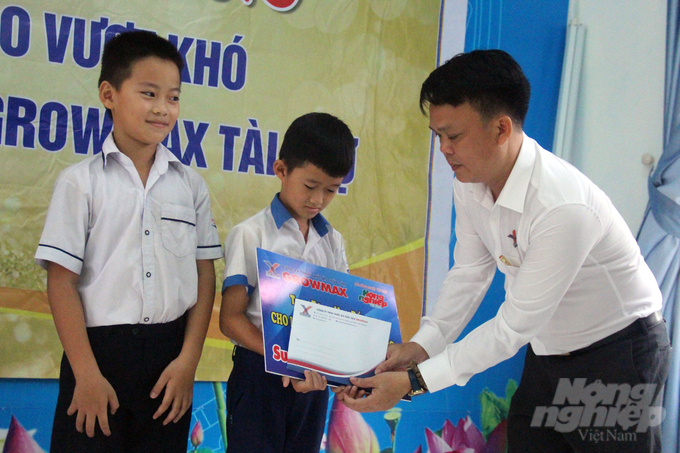 60 suất học bổng từ Quỹ khuyến học GrowMax đã đến tay các em học sinh nghèo vùng biển Quảng Trị. Ảnh: Võ Dũng.