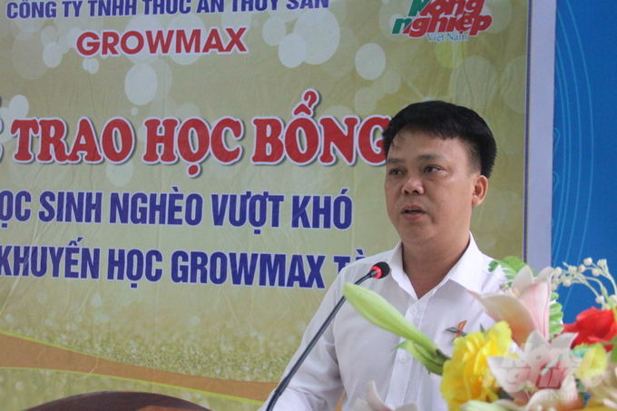 Ông Hoàng Văn Nhã, Giám đốc Khu vực miền Trung 1 Công ty TNHH thức ăn thủy sản GrowMax cho biết, Lãnh đạo công ty luôn trăn trở với những khó khăn của các em học sinh nghèo, đặc biệt là trẻ em nghèo vùng ven biển. ẢNh: Võ Dũng.