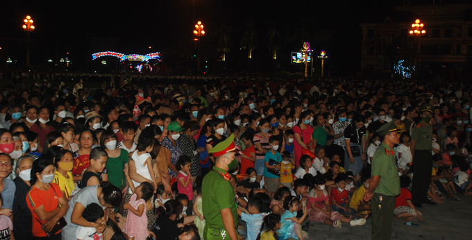 Hàng nghìn du khách đến Quảng trường 19/8. Ảnh: Nguyễn Tuấn Anh.