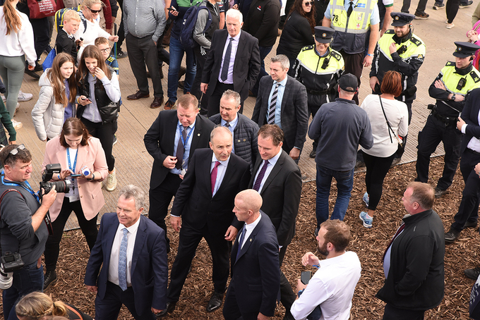 Thủ tướng Ailen Micheal Martin (cà vạt đỏ) đi tham quan triển lãm.