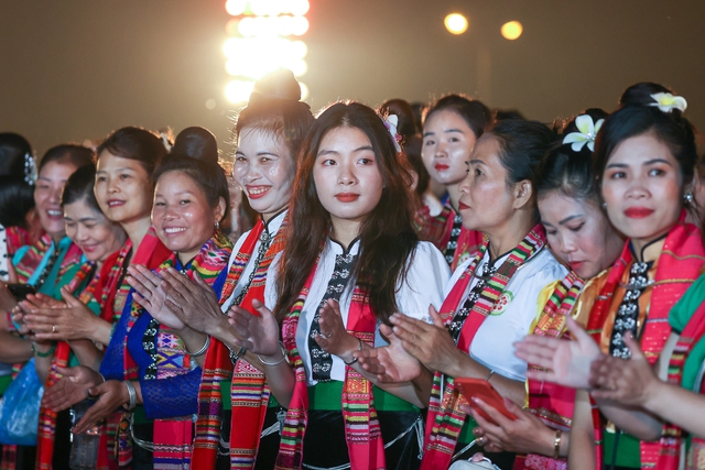 Thủ tướng nhấn mạnh 'Nghệ thuật Xòe Thái' là biểu tượng của tinh thần đoàn kết dân tộc. Ảnh: VGP/Nhật Bắc.
