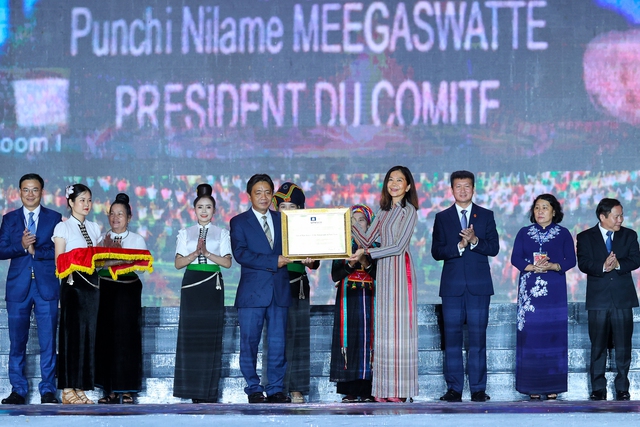 Bà Pauline Tamesis đại diện cho UNESCO trao bằng của UNESCO công nhận 'Nghệ thuật Xòe Thái' là Di sản văn hóa phi vật thể đại diện của nhân loại. Ảnh: VGP/Nhật Bắc.