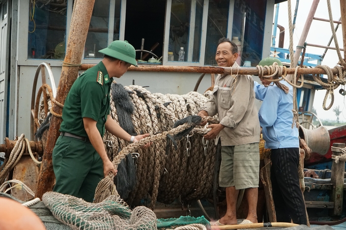 Lực lượng Bộ đội biên phòng giúp người dân neo đậu tàu thuyền trước khi bão đổ bộ.