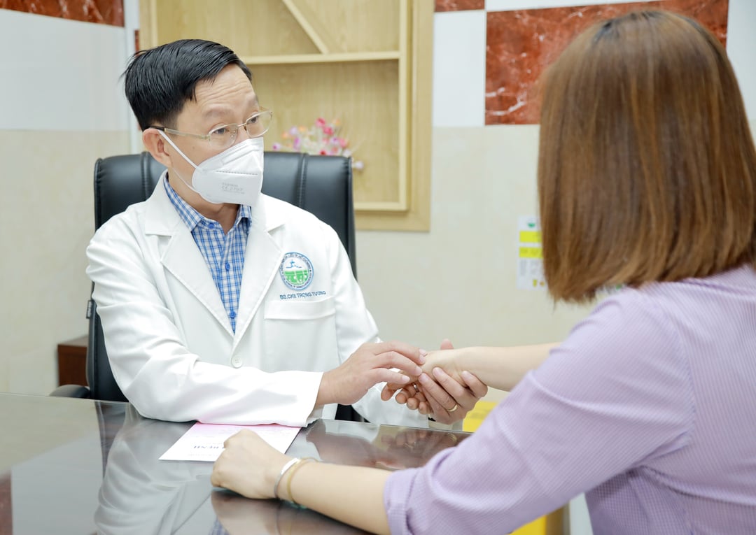 BS.CK2 Phạm Đăng Trọng Tường, Phó Giám đốc Bệnh viện Da Liễu TP.HCM thăm khám cho bệnh nhân. Ảnh: BVCC.