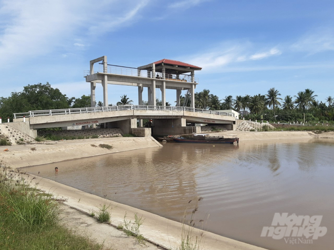 Công trình xây mới cống ngăn mặn Long Phú. Ảnh: Hữu Đức.