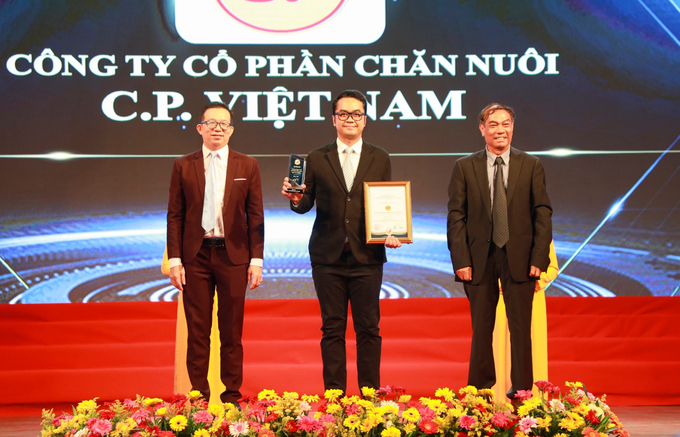 Ban tổ chức trao giải Top 10 'Thương hiệu uy tín - Sản phẩm chất lượng - Dịch vụ tin dùng 2022' cho C.P. Việt Nam.