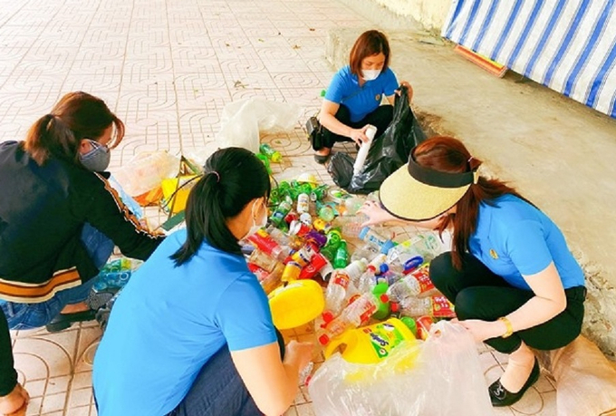 Tại các trường học, rác thải nhựa được thu gom, bán gây quỹ hỗ trợ cho các em học sinh có hoàn cảnh khó khăn. Ảnh: NĐ.