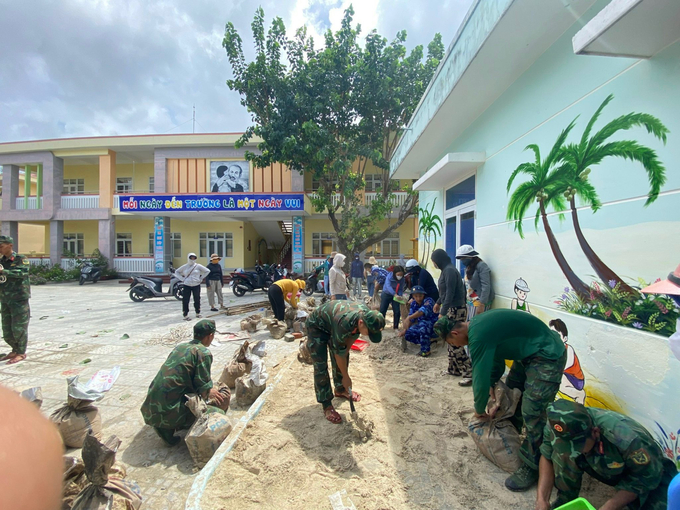 Các lực lượng bộ đội, dân quan tham gia công tác ứng phó bão ở huyện đảo Lý Sơn. Ảnh: L.K.