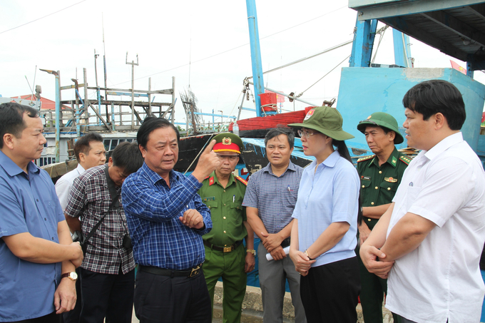 Bộ trưởng Bộ NN-PTNT Lê Minh Hoan kiểm tra công tác phòng chống bão Noru ở Quảng Ngãi. Ảnh: L.K.