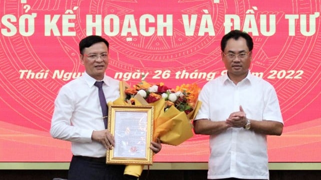Chủ tịch UBND tỉnh Thái Nguyên Trịnh Việt Hùng (bên phải) trao Quyết định điều động, bổ nhiệm ông Hà Văn Dương giữ chức Giám đốc Sở Kế hoạch và Đầu tư tỉnh Thái Nguyên. Ảnh: TN.