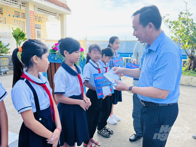 Báo Nông nghiệp Việt Nam tiếp tục lan tỏa những thông điệp chia sẻ khó khăn với học sinh nghèo vùng ven biển của Quỹ khuyến học GrowMax.