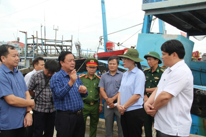 Bộ trưởng Bộ NN-PTNT Lê Minh Hoan (áo xanh kẻ sọc) làm Phó Trưởng ban thường trực Ban chỉ đạo tiền phương ứng phó với bão số 4. Ảnh: Lê Khánh.
