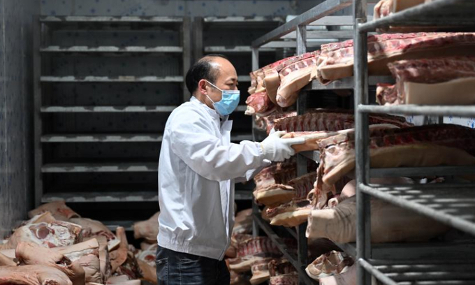 Nhân viên đang tích trữ thịt lợn tại một kho dự trữ đông lạnh ở thành phố Tam Á, tỉnh Hải Nam, miền nam Trung Quốc hôm 13 tháng 8 năm 2022. Ảnh: Tân Hoa xã
