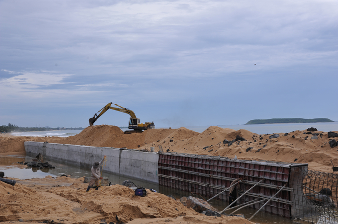 Đơn vị thi công gia cố điểm xung yếu công trình kè biển An Phú (TP Tuy Hòa) để ứng phó cơn bão Noru. Ảnh: CN.