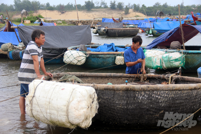 Ngư dân Quảng Trị kiểm tra lại phương tiện đánh bắt trước ngày bão Noru đổ bộ. Ảnh: Võ Dũng.