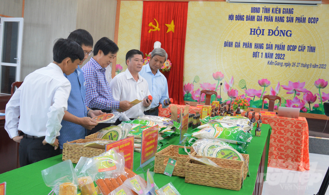 Hội đồng đánh giá, phân hạng sản phẩm 'Mỗi xã một sản phẩm – OCOP' tỉnh Kiên Giang, đợt 1 năm 2022, xét công nhận 40 sản phẩm dự thi sản phẩm OCOP hạng 3, 4 sao. Ảnh: Trung Chánh.