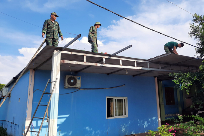 Một số công trình nhà hàng, ốt quán ven biển được lực lượng biên phòng lột mái tôn, chỉ để lại phần khung sườn. Ảnh: Đồn Biên phòng Đảo Cồn Cỏ.