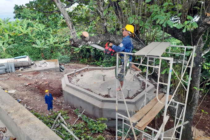 Ngay sau khi nhận được thông tin bão Noru, lực lượng vũ trang trên đảo Cồn Cỏ đã cắt tỉa các cây xanh trên đảo. Ảnh: Đồn Biên phòng Đảo Cồn Cỏ.